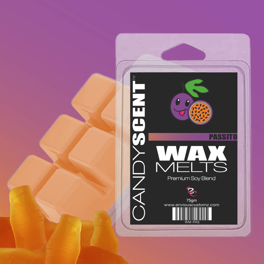 The packaging of CANDYSCENT™'s Passito-scented wax melts features a fruity design on the label, perfect for creating a pleasant home atmosphere. The background boasts an orange and purple gradient, evoking a sense of sweet indulgence, with some wax cubes partially visible beside the package adding to the distinctive allure of CANDYSCENT.